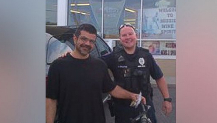 Gestul umitor făcut de un poliţist pentru un bărbat fără adăpost. "Avea lacrimi în ochi"