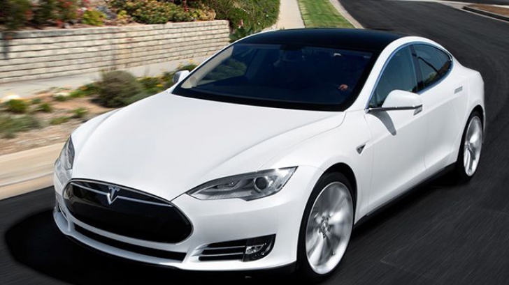 Tesla modelul S, cea mai lăudată maşină electrică, are probleme mari 