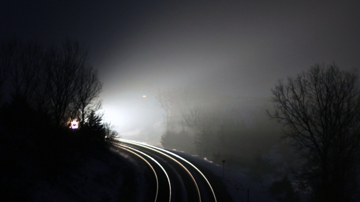 Un tren a rămas blocat în câmp mai mult de o oră. Călătorii, nevoiți să aștepte în frig 