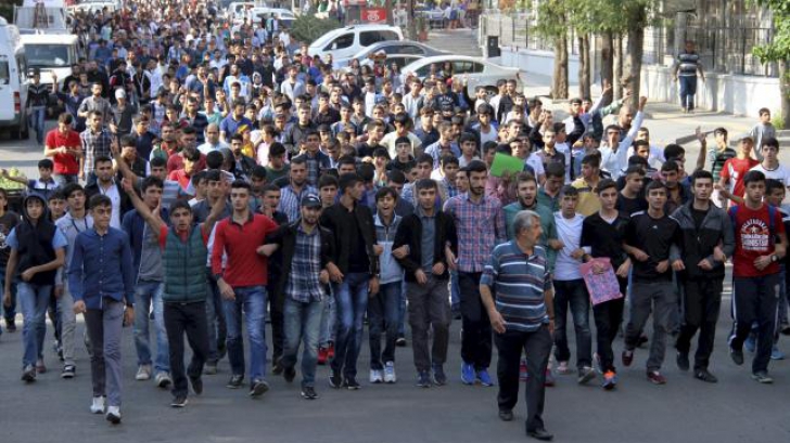 Protest de amploare, după atentatul din Ankara. 10.000 de persoane manifestă împotriva regimului
