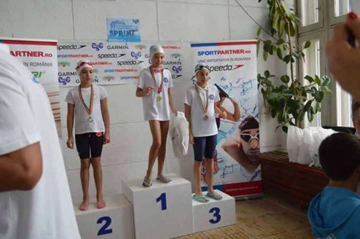 Campionii de la C.S Aqua Sport București s-au întors cu tolba plină de medalii de la Cupa Sprint