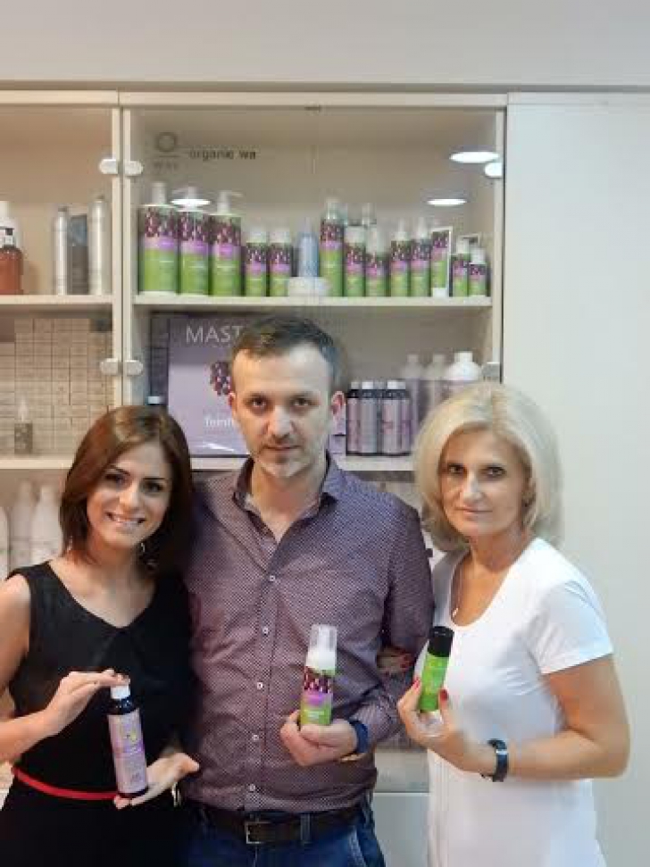 O vedetă de la noi are grijă de frumusețea sa plantând copaci