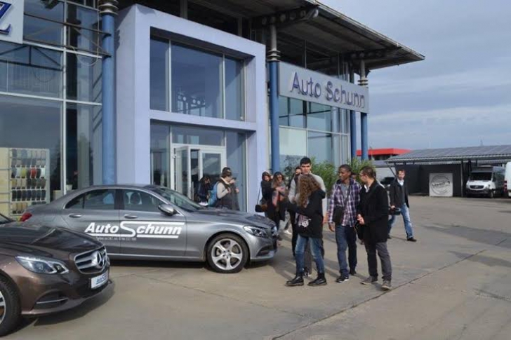 Curs de istorie auto pentru studenții străini, la sediul unui showroom din Arad