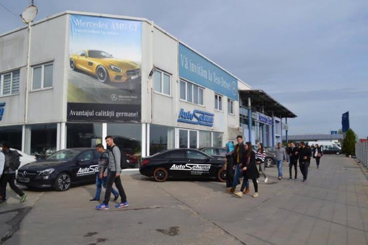 Curs de istorie auto pentru studenții străini, la sediul unui showroom din Arad