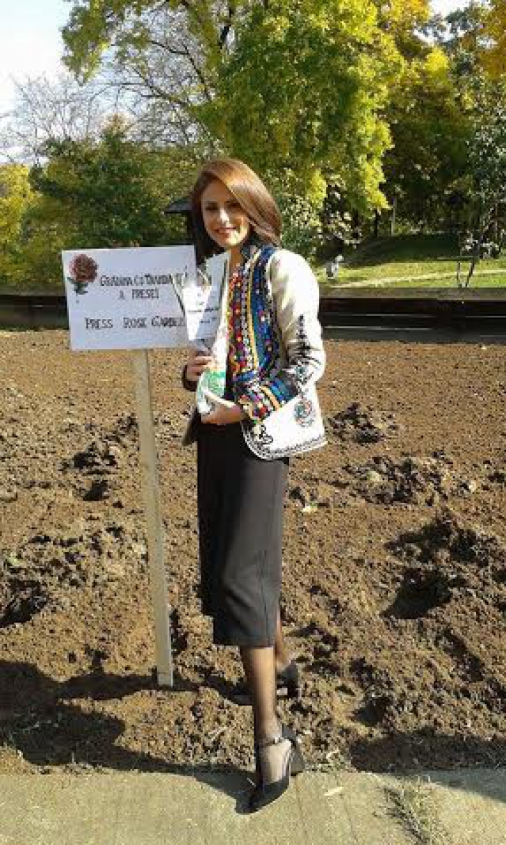 O vedetă de la noi are grijă de frumusețea sa plantând copaci