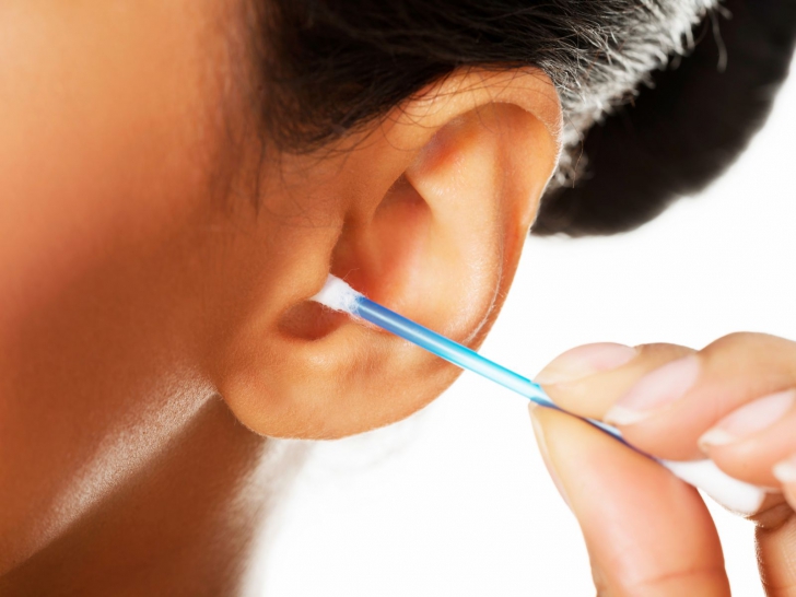 Obişnuieşti să foloseşti beţişoare de urechi sau tampoane interne? Pericolul uriaș la care te expui