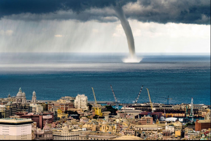 Nori apocaliptici surprinși în Genova. Localnicii sunt șocați: ”Dumnezeu vrea să ne pedepsească”