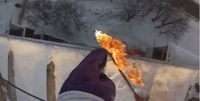 Și-a dat foc, apoi a sărit de pe bloc. Finalul este incredibil! Trecătorii au înmărmurit