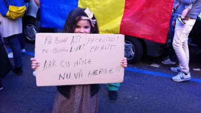 Mesajul ei face furori pe Facebook. Ce scrie pe pancarta unui copil care protestează pentru Colectiv