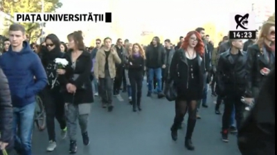 Mii de români au ieșit în stradă într-un marș al tăcerii care s-a sfârșit la clubul Colectiv
