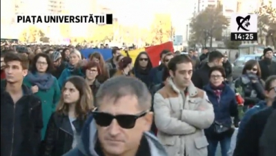 Mii de români au ieșit în stradă într-un marș al tăcerii care s-a sfârșit la clubul Colectiv