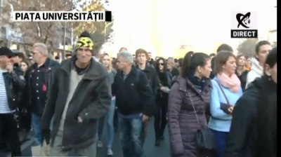 Mii de români au ieșit în stradă într-un marș al tăcerii care s-a sfârșit la clubul Colectiv