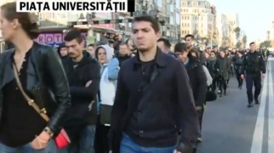 Mii de români au ieșit în stradă într-un marș al tăcerii care s-a sfârșit la clubul Colectiv