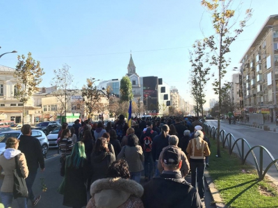 Mii de români au ieșit în stradă într-un marș al tăcerii care s-a sfârșit la clubul Colectiv