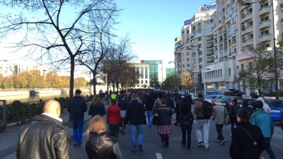 Mii de români au ieșit în stradă într-un marș al tăcerii care s-a sfârșit la clubul Colectiv