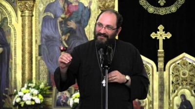 "&Icirc;n sutană şi cu crucea la g&acirc;t", la un concert rock. Mesajul unui preot din Sibiu către tineri