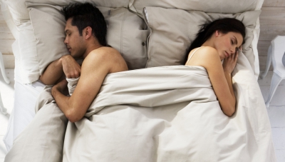 Pe ce parte a patului dormi? Află ce spune asta despre atitudinea ta în relaţia de cuplu