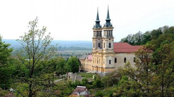 Finanţare europeană blocată pentru mânăstirea din România comparată de presă cu un "castel Disney"