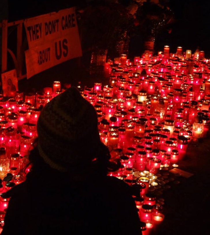 Constanța. Sute de oameni, solidari cu victimele din clubul Colectiv: "Nu le pasă de noi"