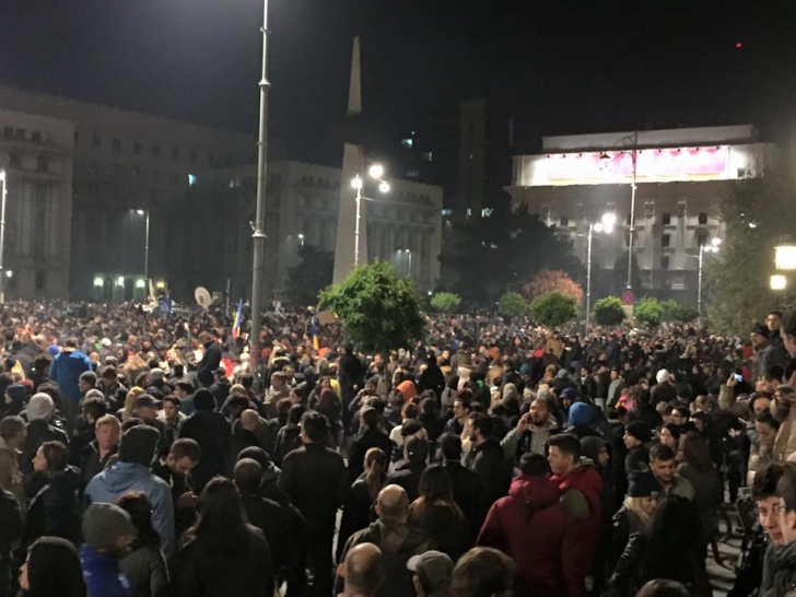 FOTO. Protestul din Capitală, după tragedia din club Colectiv. Trimiteţi IMAGINI 