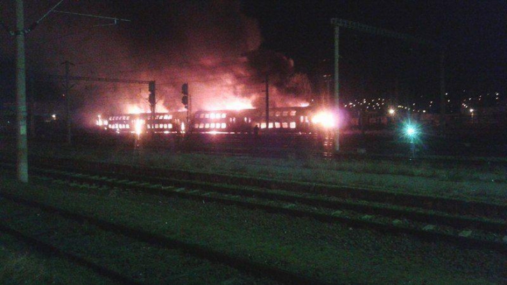 Incendiu de proporții în Gara din Cluj. Vagoanele unui tren au ars ca niște torțe