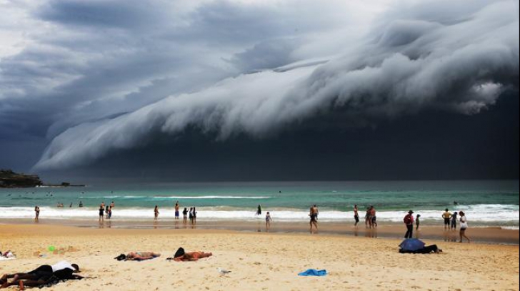 Nori apocaliptici la plajă. Turiștii au crezut că vine un tsunami și au alergat spre hoteluri