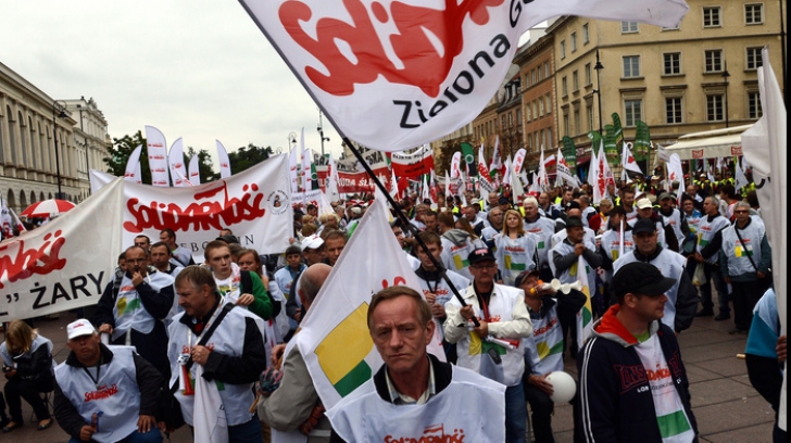 Zeci de mii de persoane au manifestat la Varșovia, la apelul extremei drepte 