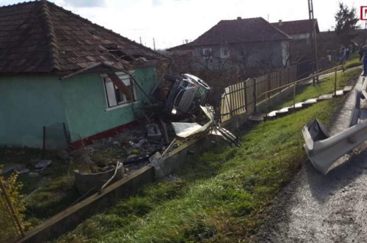 Accident bizar: un bărbat din Cluj a "zburat" cu Mercedes-ul pe acoperişul unei case