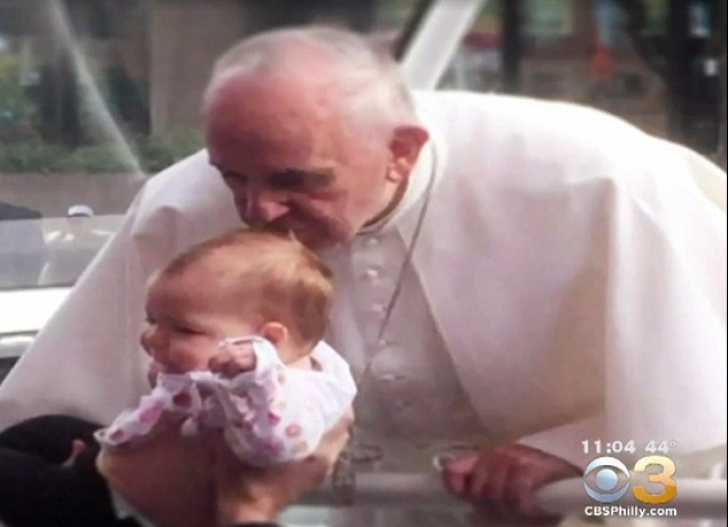 Sărutul miraculos al Papei Francisc. Tumoarea inoperabilă a unei fetițe s-a micșorat în mod uimitor