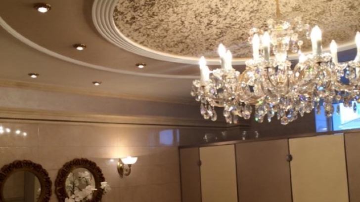 Cum arată cea mai fițoasă sală de nunţi din Găgăuzia! Toaleta e plină de cristale Swarovski