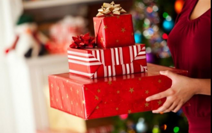 Cadourile de Crăciun îi lasă descoperiți pe români