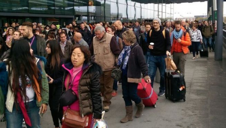 Panică la Londra! Aeroportul Gatwick, evacuat pentru a doua oară