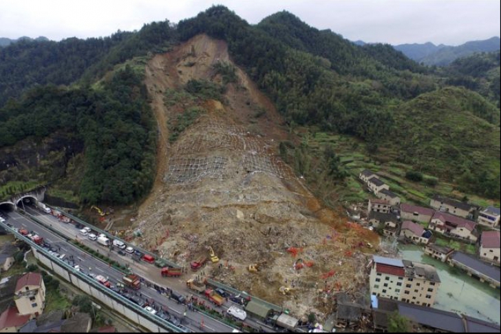 Alunecări de teren în China. 25 de persoane au murit, zeci de dispăruți