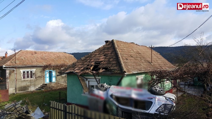 Accident bizar: un bărbat din Cluj a "zburat" cu Mercedes-ul pe acoperişul unei case