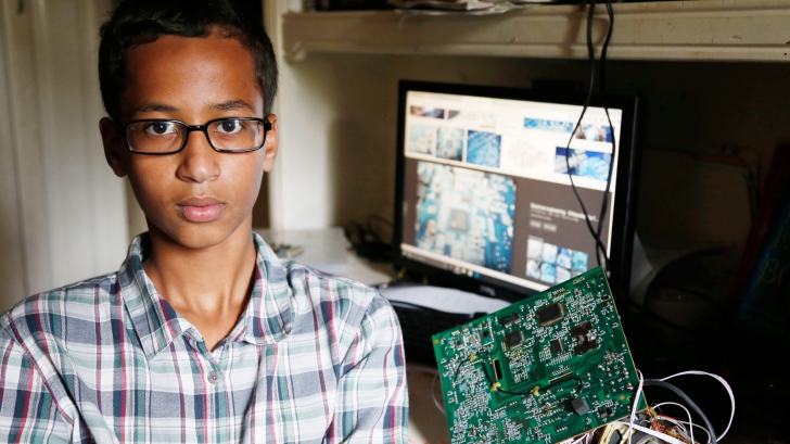 Ahmed Mohamed, adolescentul "terorist", ar putea primi despăgubiri uriaşe. Câţi bani cere familia sa