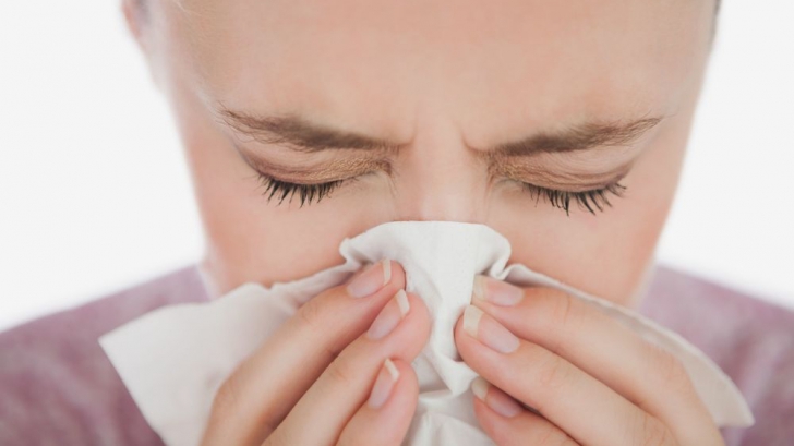 Cum ne dăm seama dacă avem răceală, gripă sau alergie și cum să ne tratăm eficient