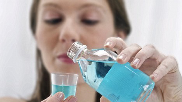 Atenţie cum alegi apa de gură! Poate conţine o substanţă cancerigenă