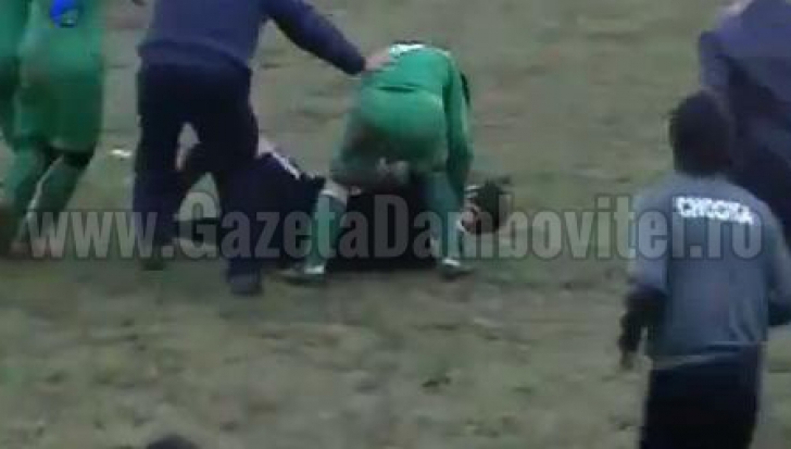 Clipe de groază pe un teren de fotbal din România: un arbitru a fost bătut cu bestialitate