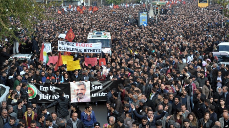 50.000 de oameni la înmormântarea avocatului prokurd asasinat în Turcia
