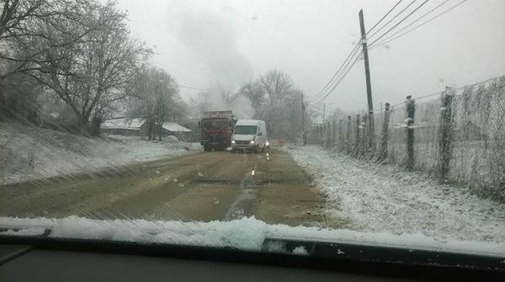 FOTO. În Cluj se asfaltează pe ninsoare