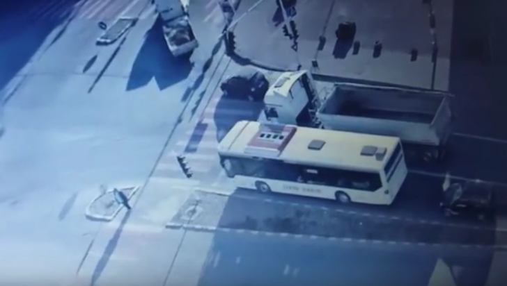 Clipe de spaimă într-o intersecţie din Lugoj. Şoferul unui autobuz a leşinat la volan