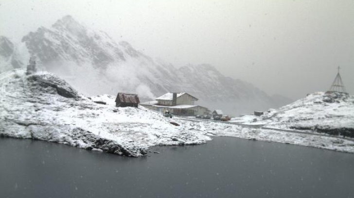 Zăpadă de opt centimetri la Bâlea Lac. Turiștii mai pot ajunge acolo doar cu telecabina