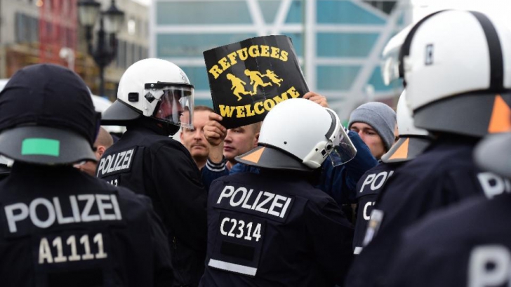 Manifestație anti-refugiați la Berlin. Angela Merkel, catalogată drept "trădătoare a poporului"