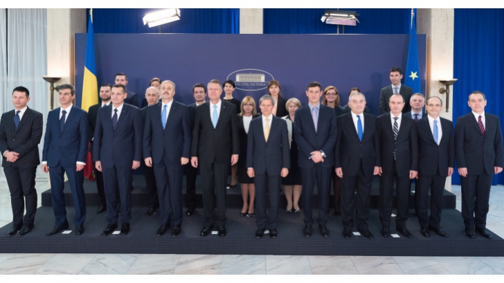 Cioloş, deranjat că în fotografia Guvernului doamnele au fost aşezate în spate: "O refacem"