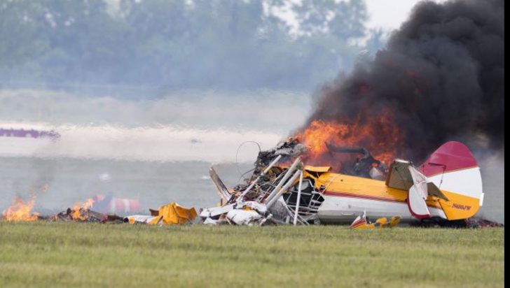 Avion de mici dimensiuni, în flăcări după ce s-a prăbușit. Nu există supraviețuitori