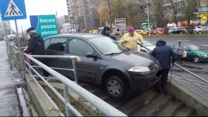 Incredibil! Unde a putut să parcheze un şofer din Bucureşti. Oamenii n-au ştiut ce se întâmplă