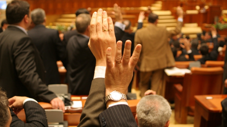Parlamentarii fac, astăzi, ultimul pas  pentru obținerea pensiilor speciale