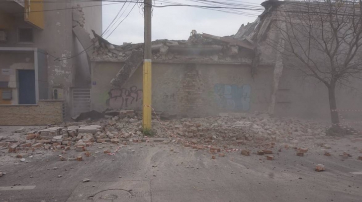 Momente de groază la Constanţa: un perete al unei clădiri s-a prăbuşit. O femeie, rănită - FOTO