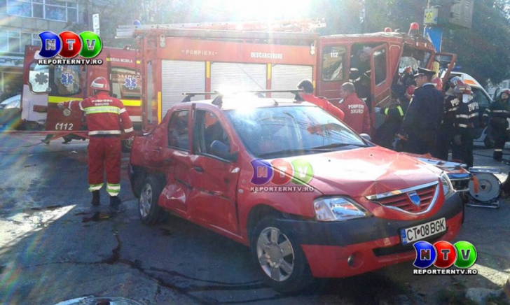 Grav accident, la Constanţa: o maşină de pompieri s-a ciocnit cu un automobil. Pompieri încarceraţi