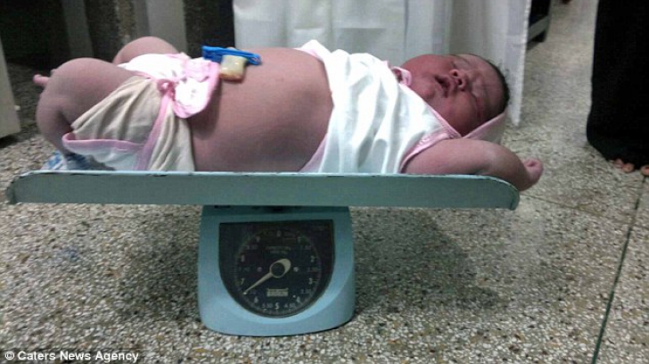 A născut un bebeluş gigant. Arată ca un copil de 7 luni. Iată câte kilograme are